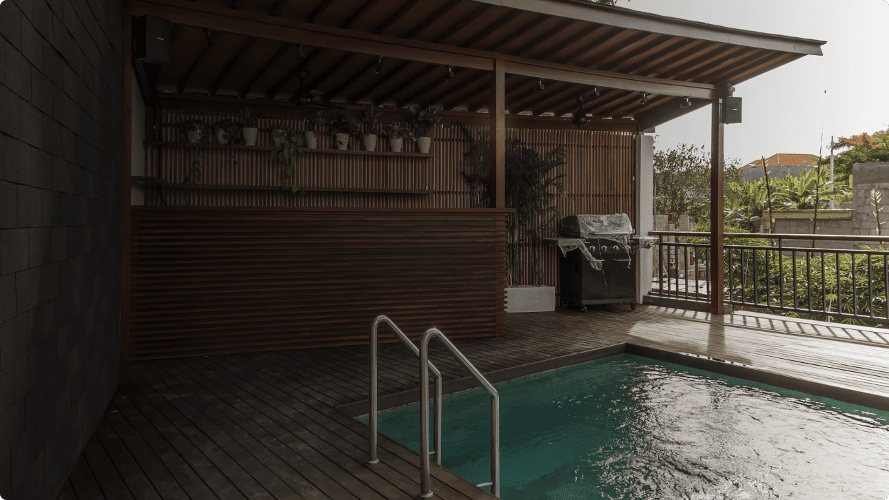 Access to bar and hookah lounge